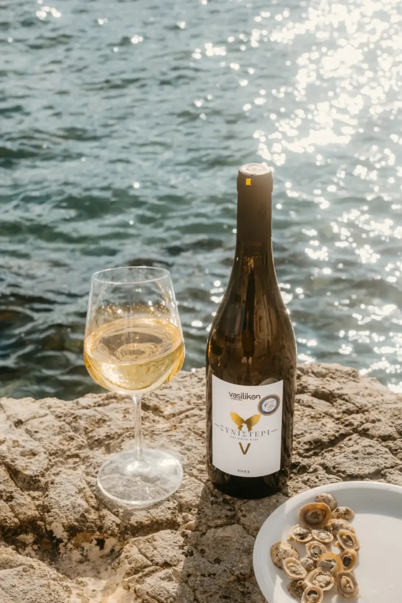 Characterised for its green-yellow crystal clear colour, fruity aroma, fresh and balanced taste and the dominant long aftertaste.